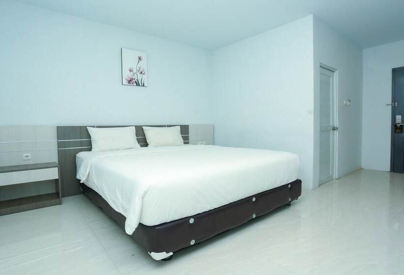 Отель Oyo 93774 Khaira Kos Dan Penginapan