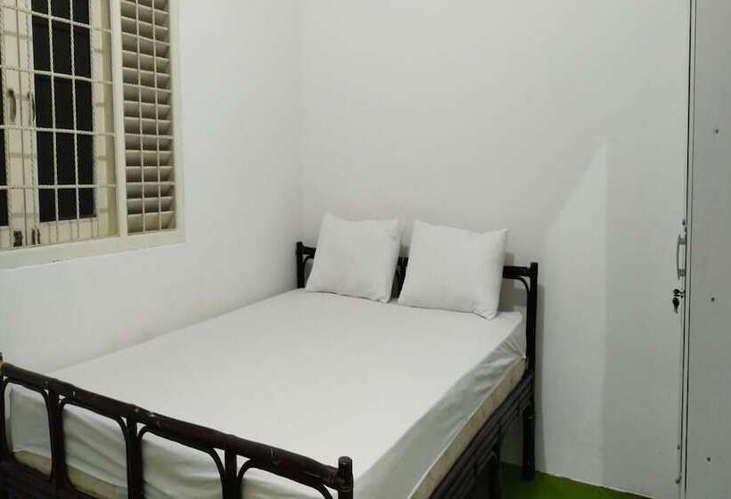 Отель Oyo 93774 Khaira Kos Dan Penginapan