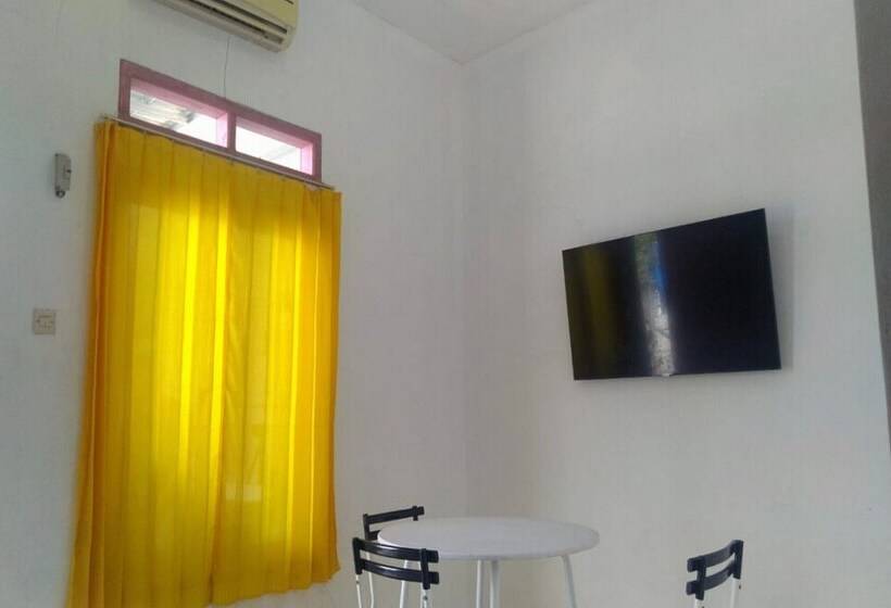 Отель Oyo 93774 Khaira Kos Dan Penginapan