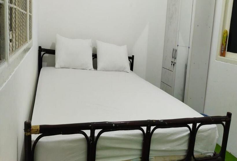 Отель Oyo 93774 Khaira Kos Dan Penginapan