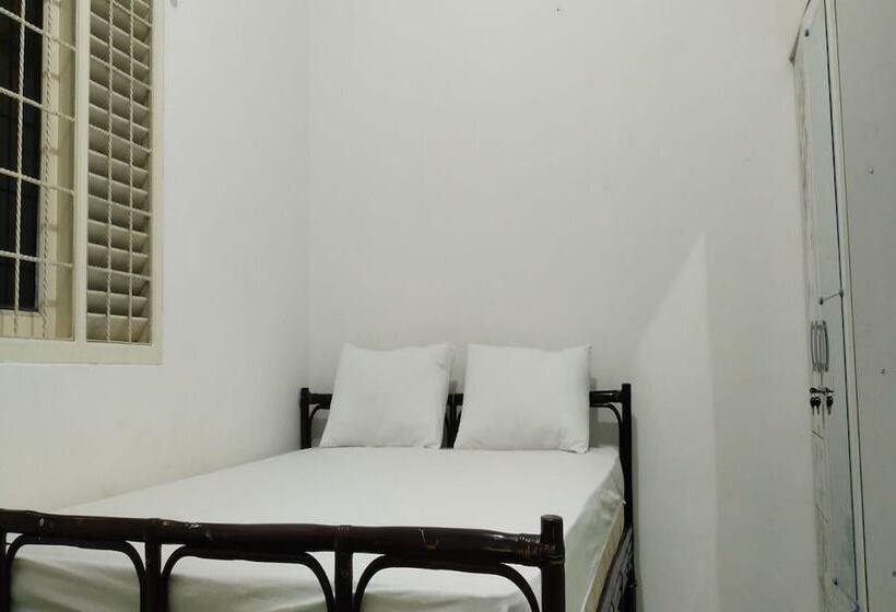 Отель Oyo 93774 Khaira Kos Dan Penginapan