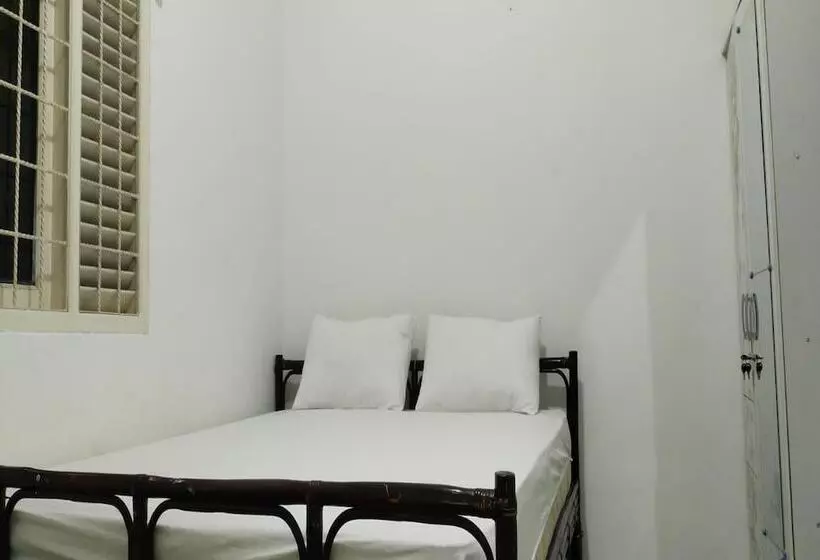 ホテル Oyo 93774 Khaira Kos Dan Penginapan