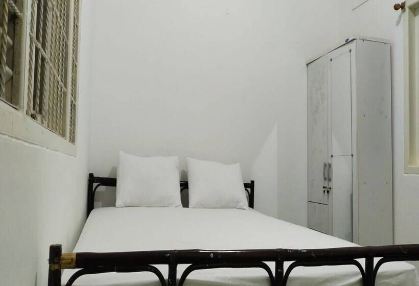 Отель Oyo 93774 Khaira Kos Dan Penginapan