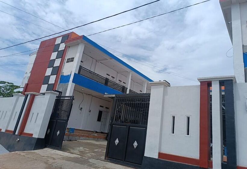 Отель Oyo 93774 Khaira Kos Dan Penginapan