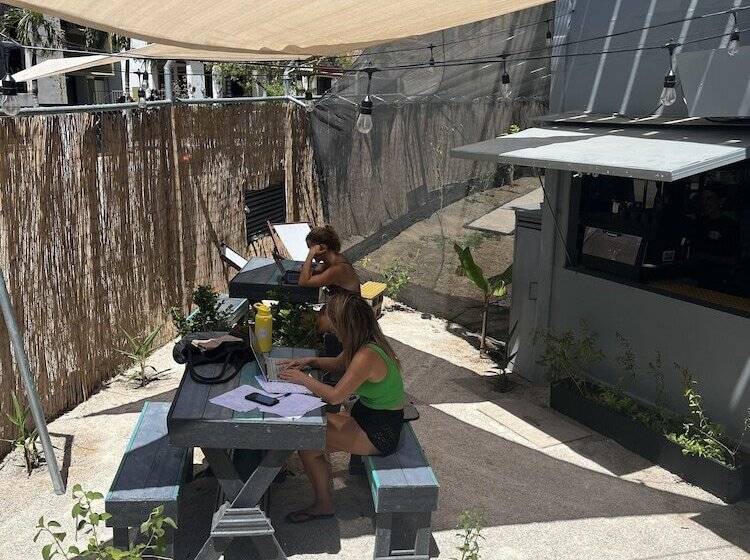 هاستل Pupa House