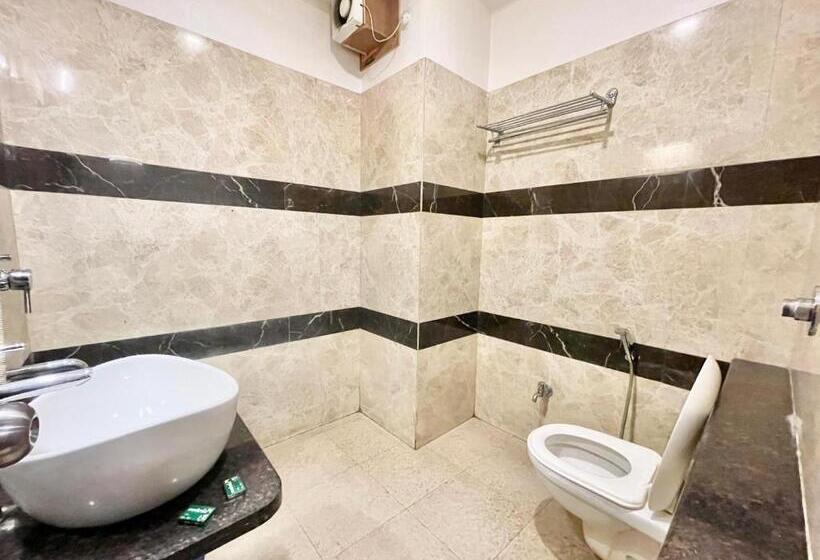 Rudraksh ! Varanasi ! होटल रुद्राक्ष హోటల్ రుద్రాక్ష్ Fully Air Conditioned Hotel At Prime Locatio