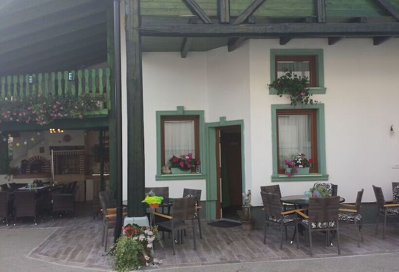 هاستل Mama's House