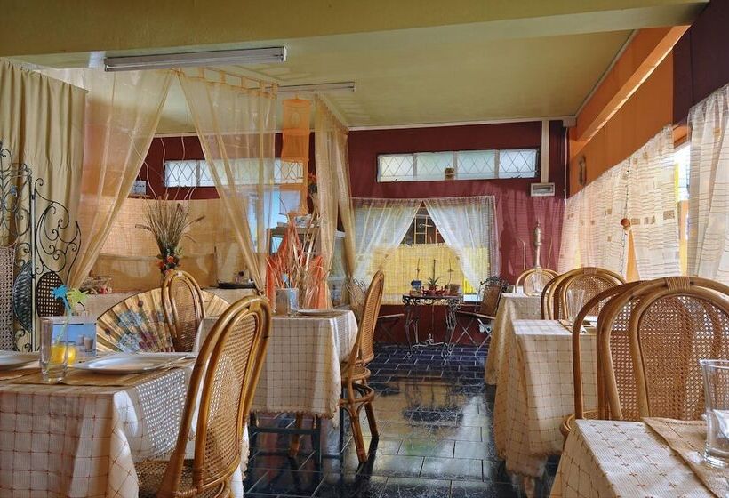 تختخواب و صبحانه Coco Villa