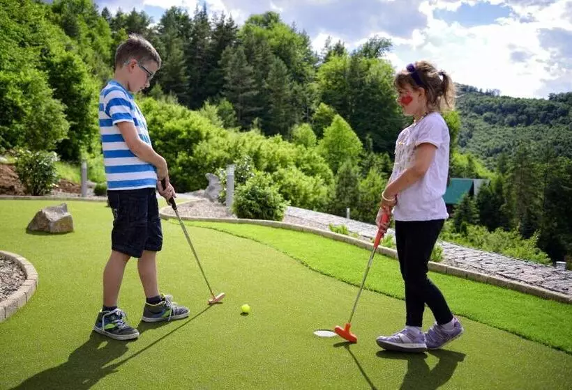 Hotelli Sitno Forest Resort