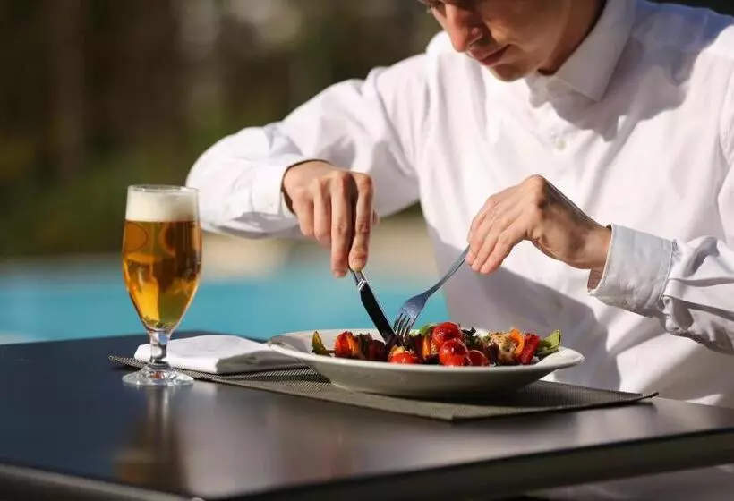 Hotelli Sitno Forest Resort