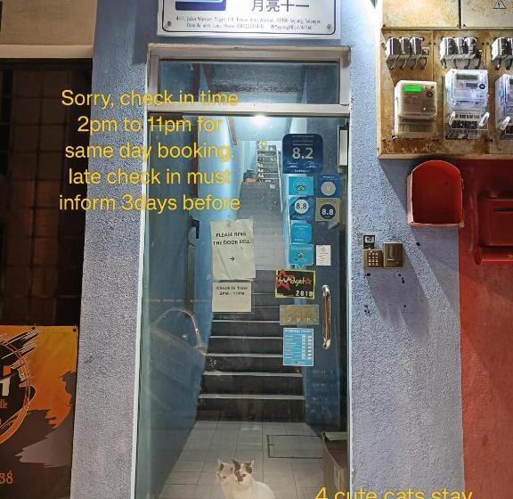 Moon Eleven Hostel Near Klia & Klia2