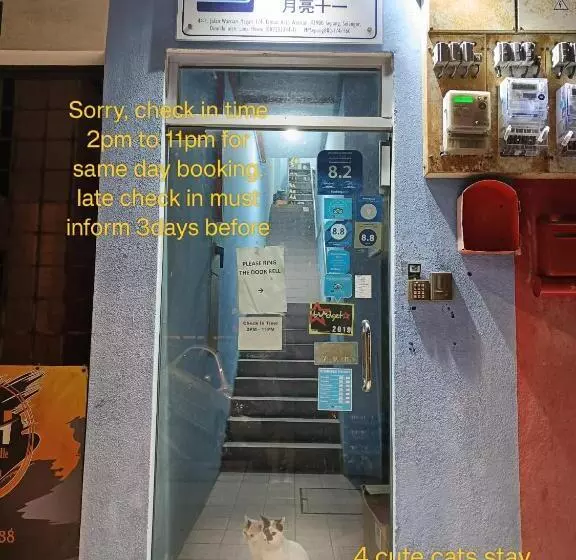 Moon Eleven Hostel Near Klia & Klia2