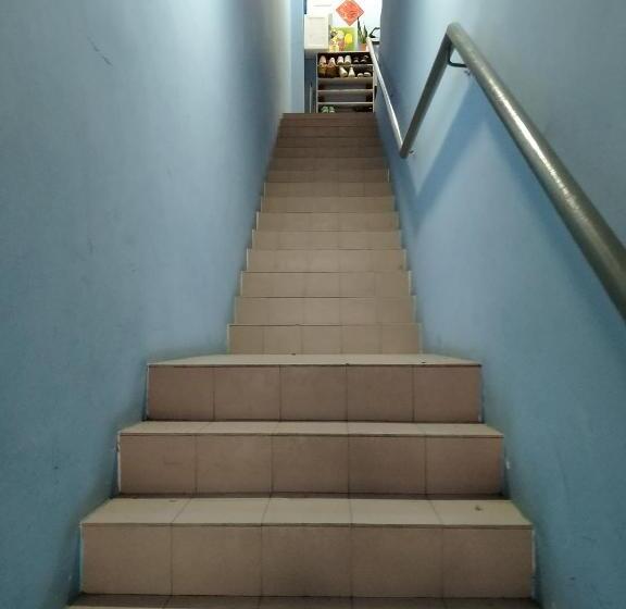 Moon Eleven Hostel Near Klia & Klia2