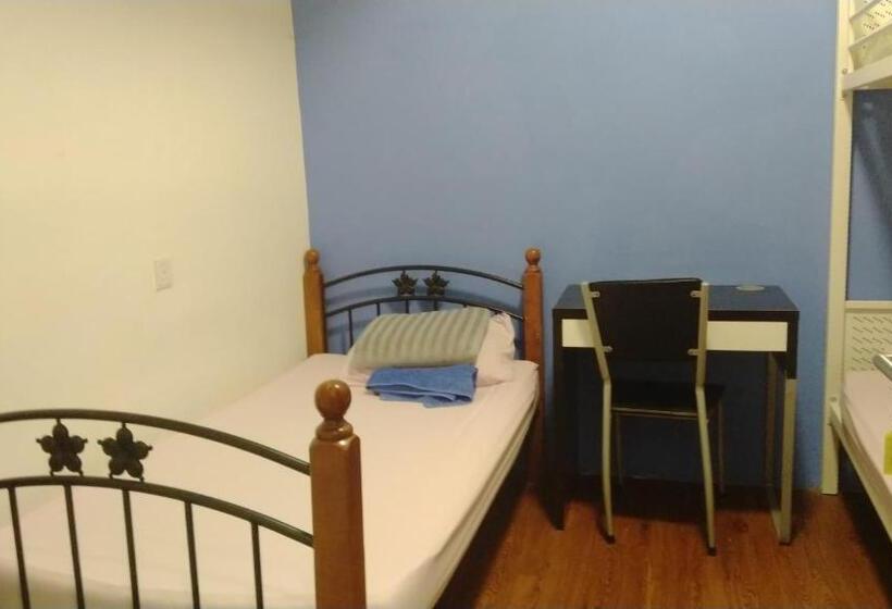 Moon Eleven Hostel Near Klia & Klia2