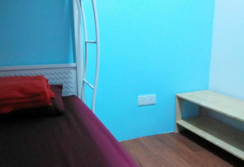 Moon Eleven Hostel Near Klia & Klia2