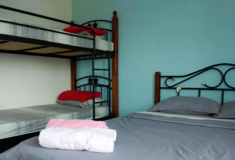 Moon Eleven Hostel Near Klia & Klia2