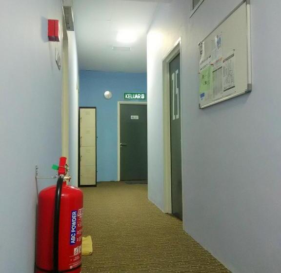 Moon Eleven Hostel Near Klia & Klia2