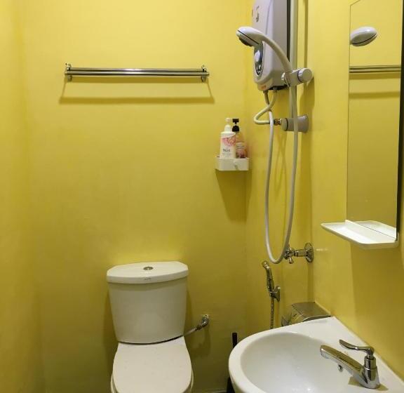 Moon Eleven Hostel Near Klia & Klia2