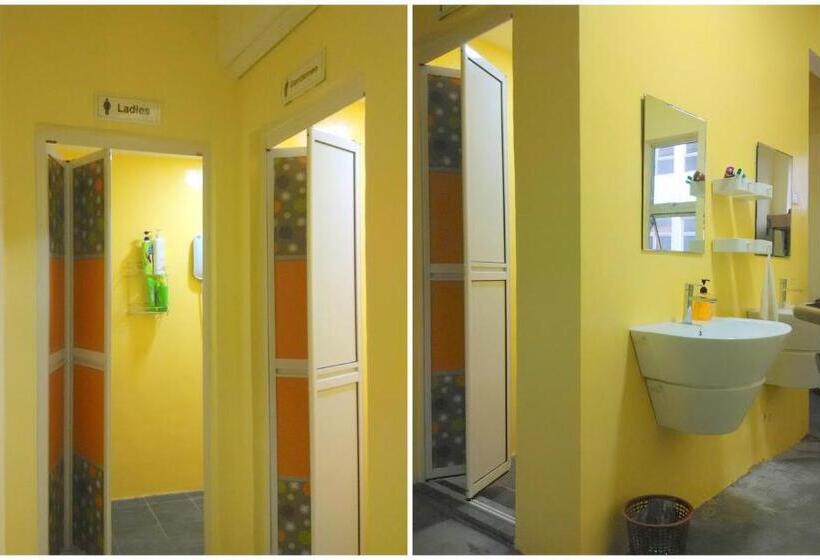 Moon Eleven Hostel Near Klia & Klia2