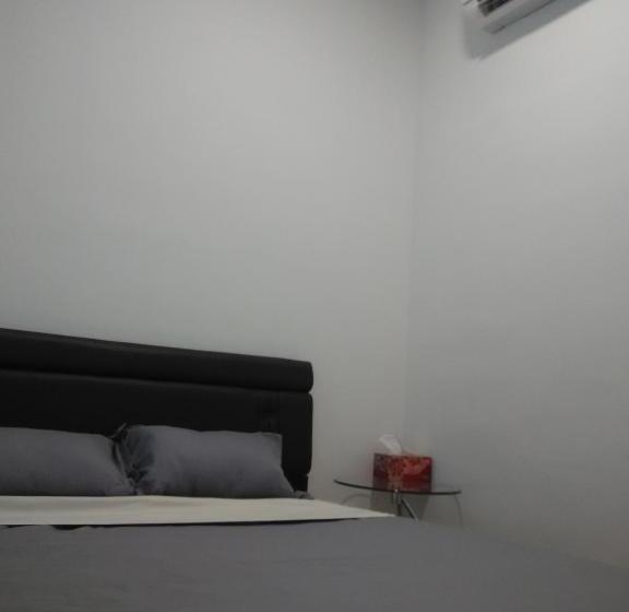 Moon Eleven Hostel Near Klia & Klia2
