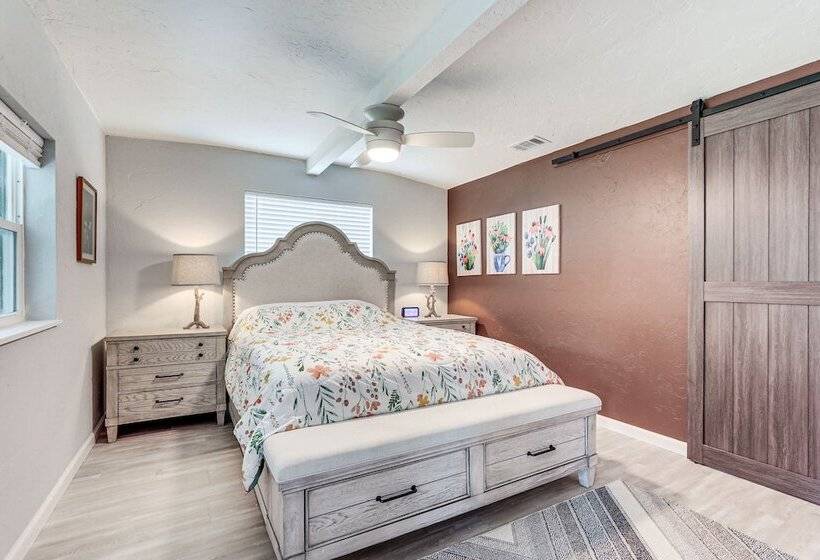 Idyllic Sarasota Home W/ Yard: 2 Mi To Beach!