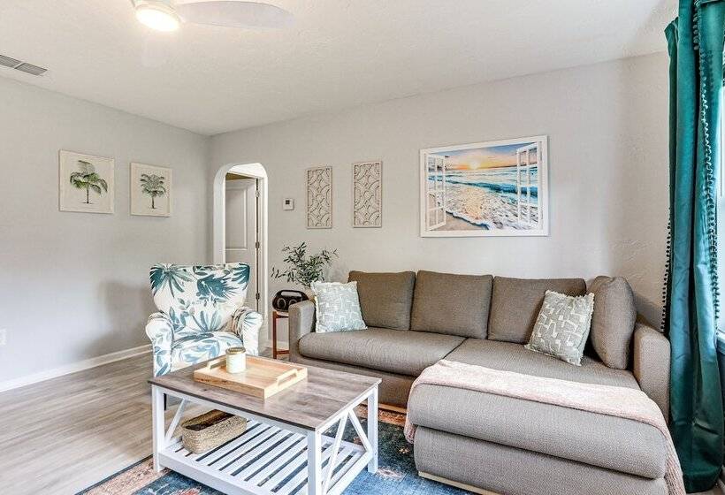 Idyllic Sarasota Home W/ Yard: 2 Mi To Beach!