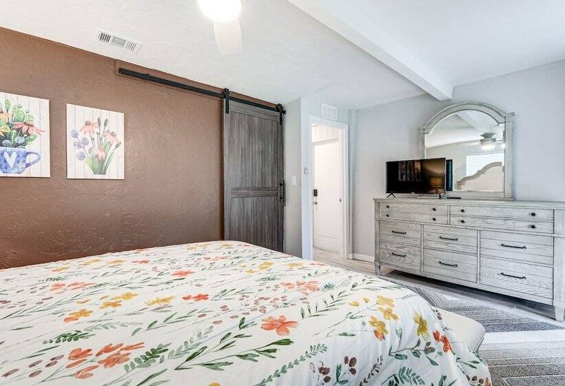 Idyllic Sarasota Home W/ Yard: 2 Mi To Beach!