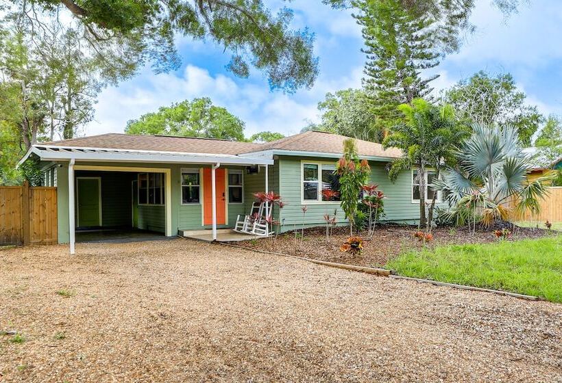 Idyllic Sarasota Home W/ Yard: 2 Mi To Beach!