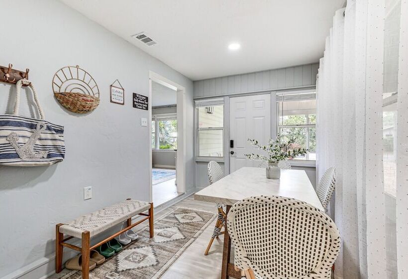 Idyllic Sarasota Home W/ Yard: 2 Mi To Beach!