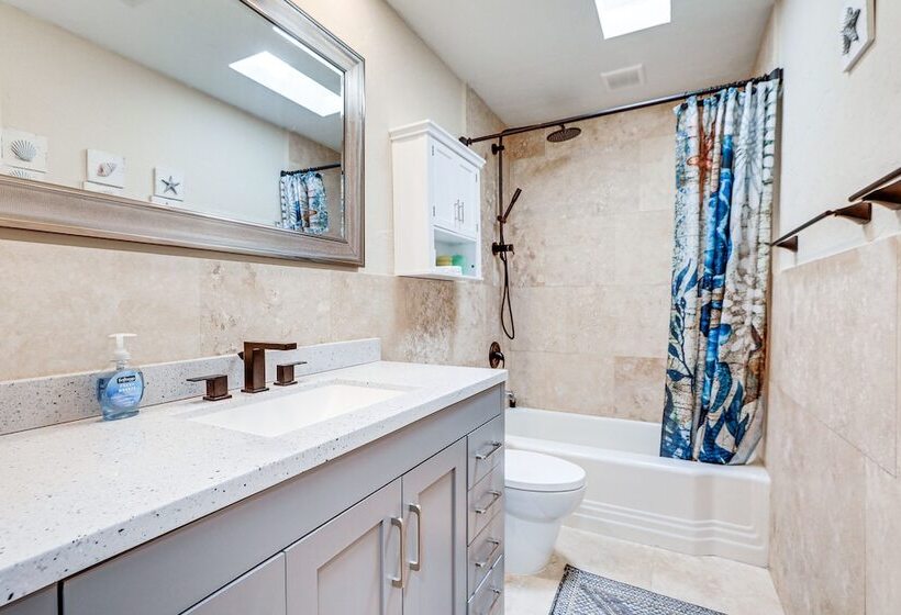 Idyllic Sarasota Home W/ Yard: 2 Mi To Beach!