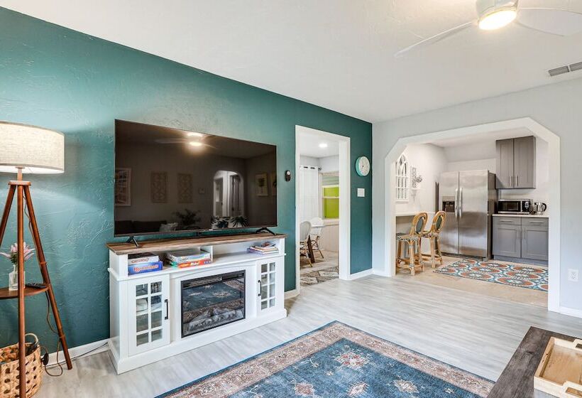 Idyllic Sarasota Home W/ Yard: 2 Mi To Beach!