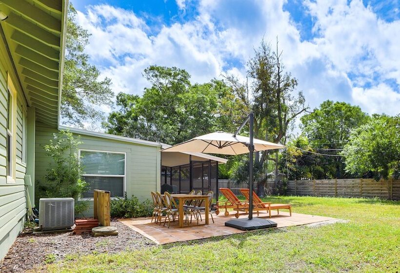 Idyllic Sarasota Home W/ Yard: 2 Mi To Beach!