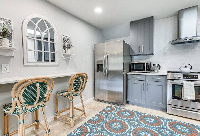 Idyllic Sarasota Home W/ Yard: 2 Mi To Beach!