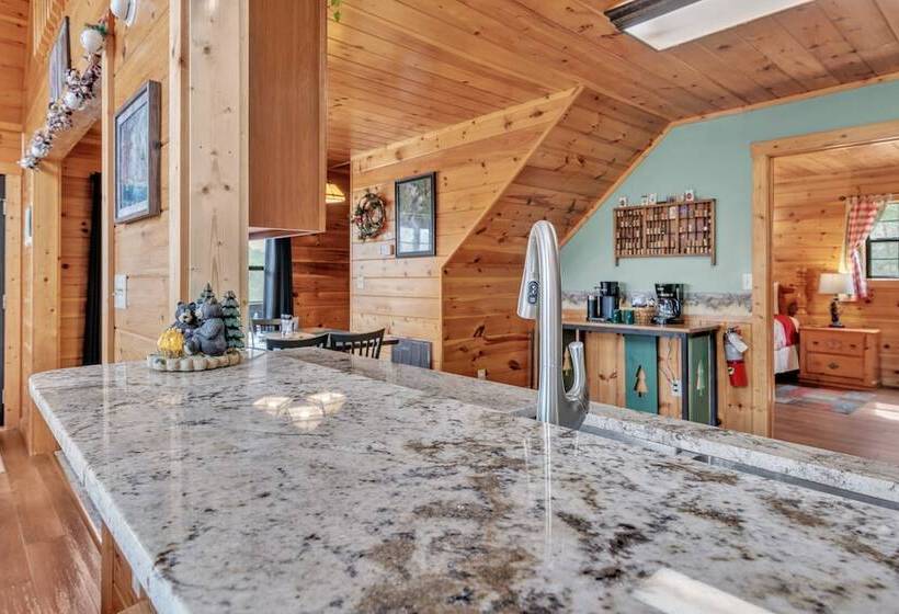 Cabin In The Woods W/ Hot Tub & Games!