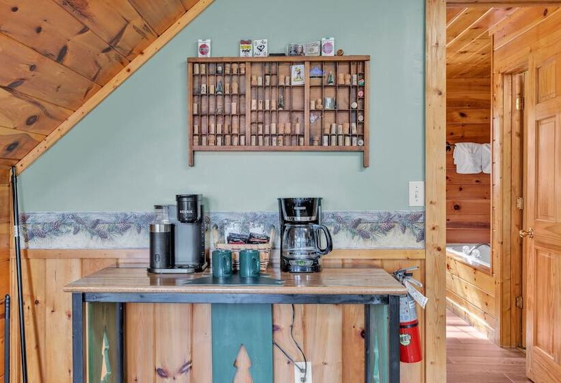 Cabin In The Woods W/ Hot Tub & Games!