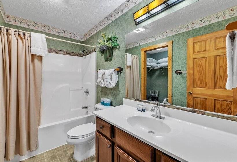 Cabin In The Woods W/ Hot Tub & Games!