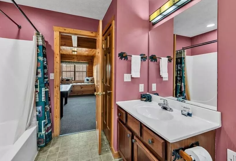 Cabin In The Woods W/ Hot Tub & Games!