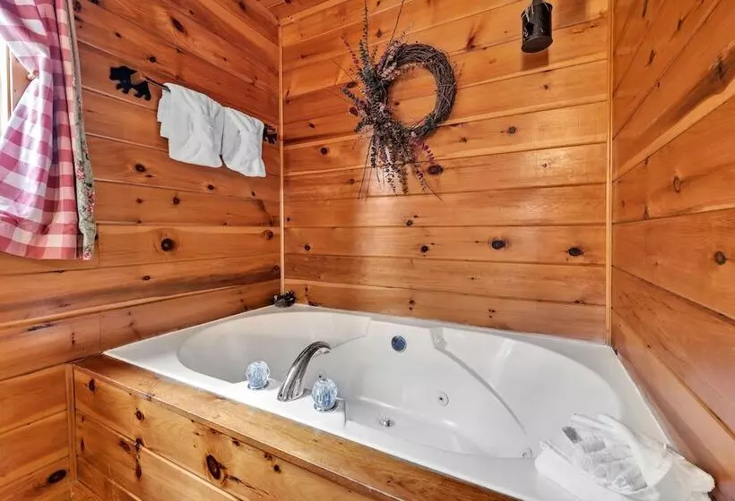 Cabin In The Woods W/ Hot Tub & Games!