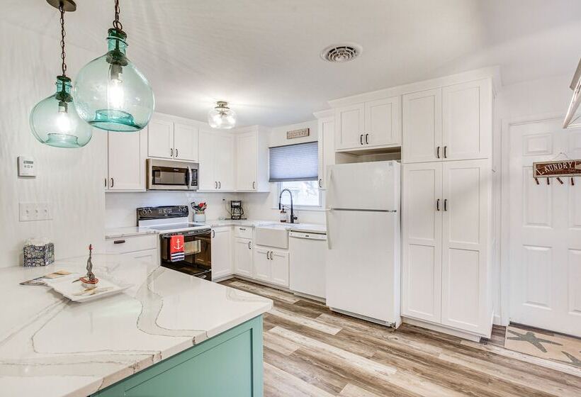 Cape May Home W/ Deck ~ 2 Mi To Beach!