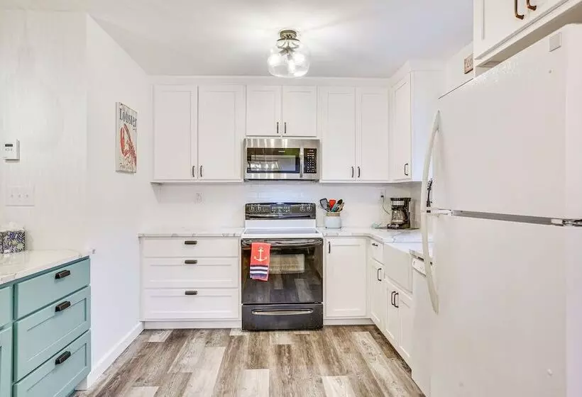 Cape May Home W/ Deck ~ 2 Mi To Beach!