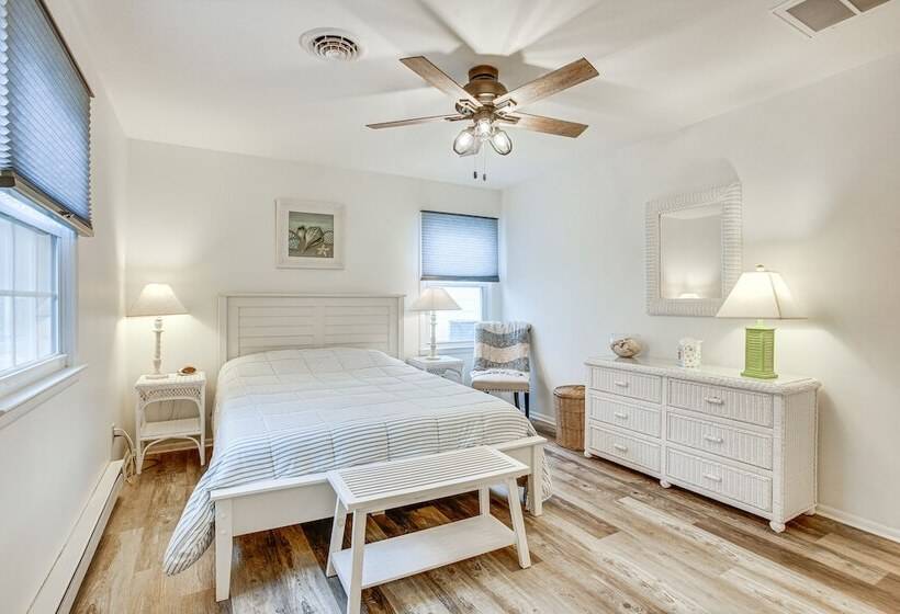 Cape May Home W/ Deck ~ 2 Mi To Beach!