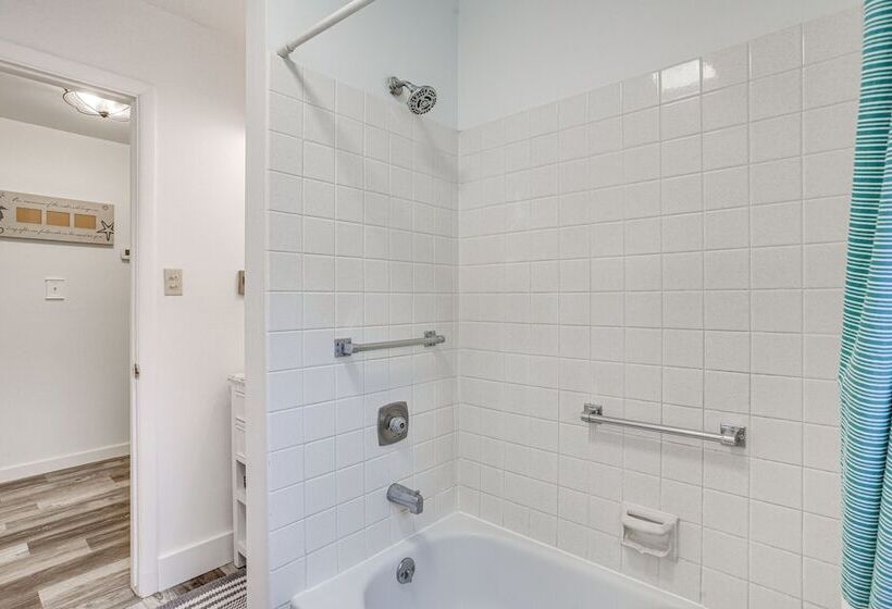 Cape May Home W/ Deck ~ 2 Mi To Beach!