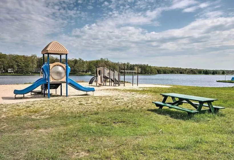Family Friendly Albrightsville Cabin: Deck & Views