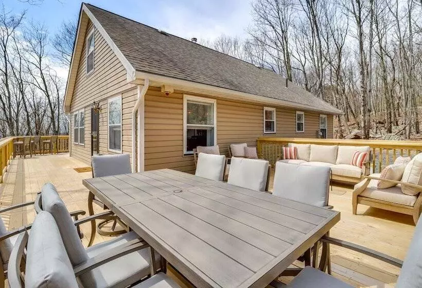 Family Friendly Albrightsville Cabin: Deck & Views
