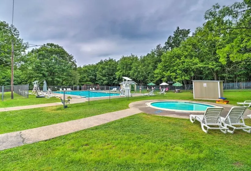 Family Friendly Albrightsville Cabin: Deck & Views