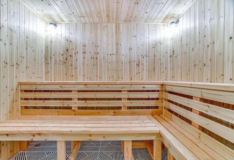 Lakefront East Stroudsburg Home W/ Hot Tub + Deck!