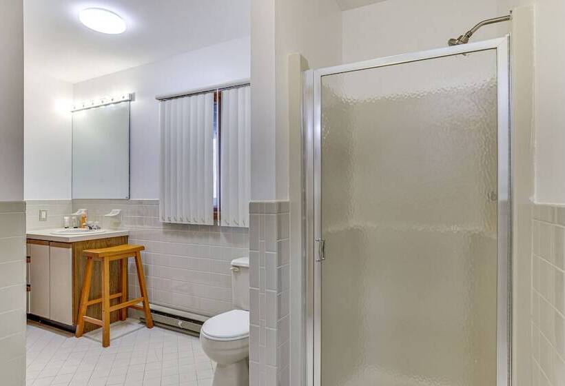 Lakefront East Stroudsburg Home W/ Hot Tub + Deck!