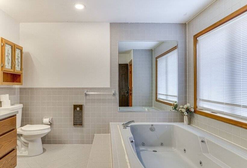 Lakefront East Stroudsburg Home W/ Hot Tub + Deck!