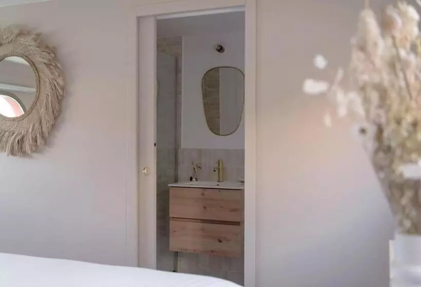 ペンション La Peniche   Bed And Bicycle   Aigues Mortes