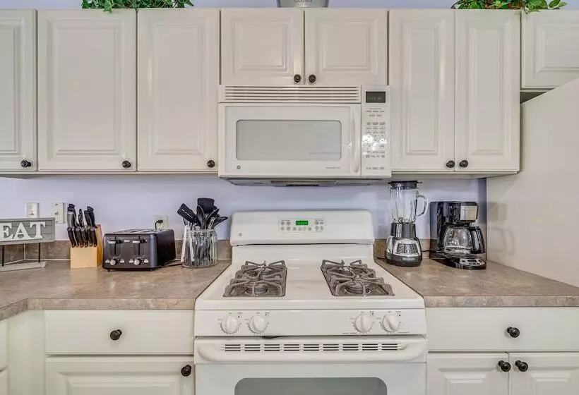 Home W/ Resort Amenities In The Villages